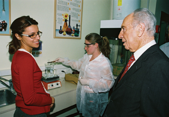נשיא המדינה, שמעון פרס, ומשתתפות בטורניר הכימיה